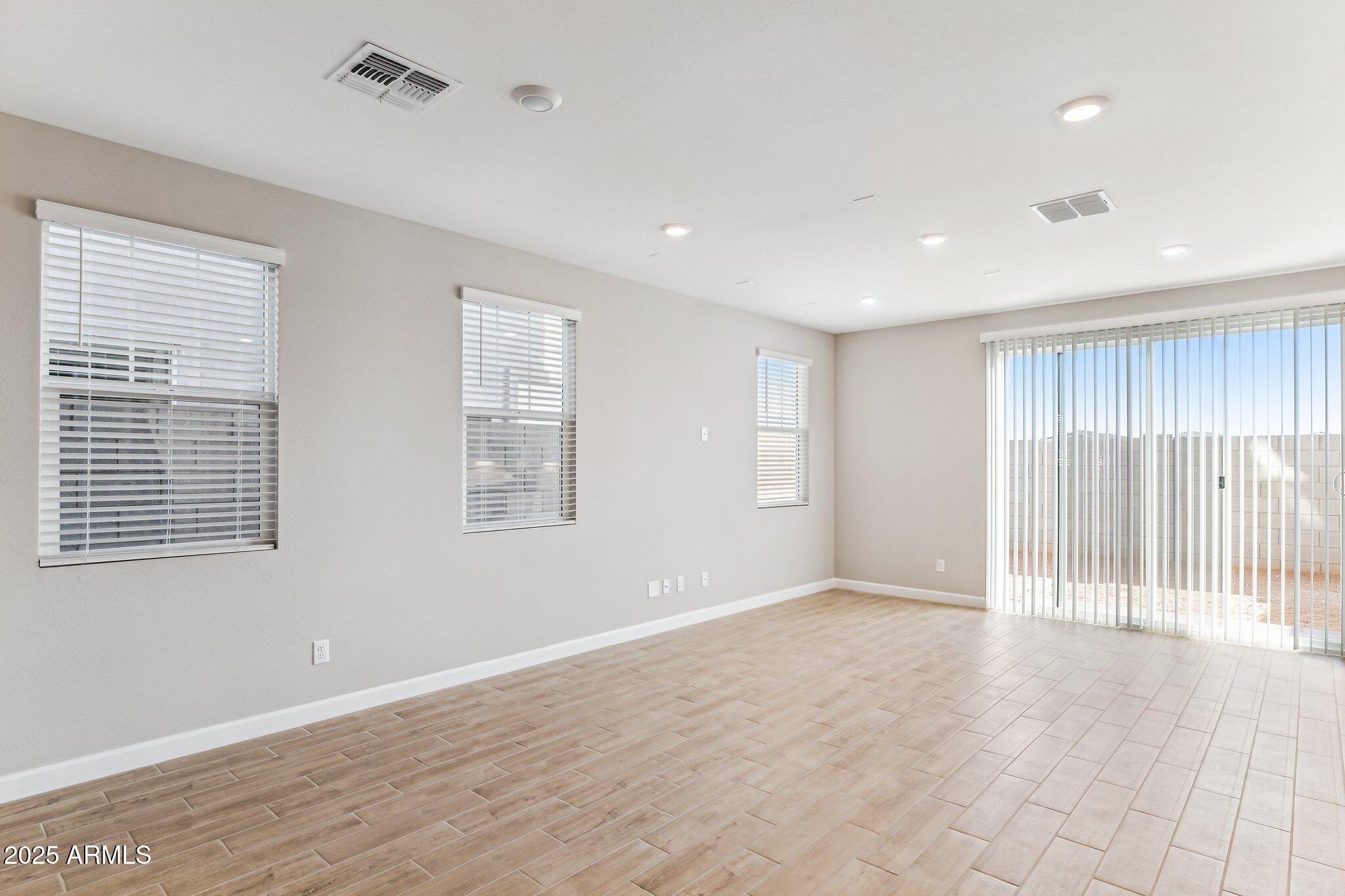 5852 E Covey Lane Property Photo 1