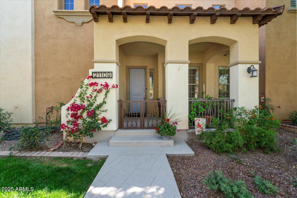 21109 W Sunrise Lane Property Photo 1