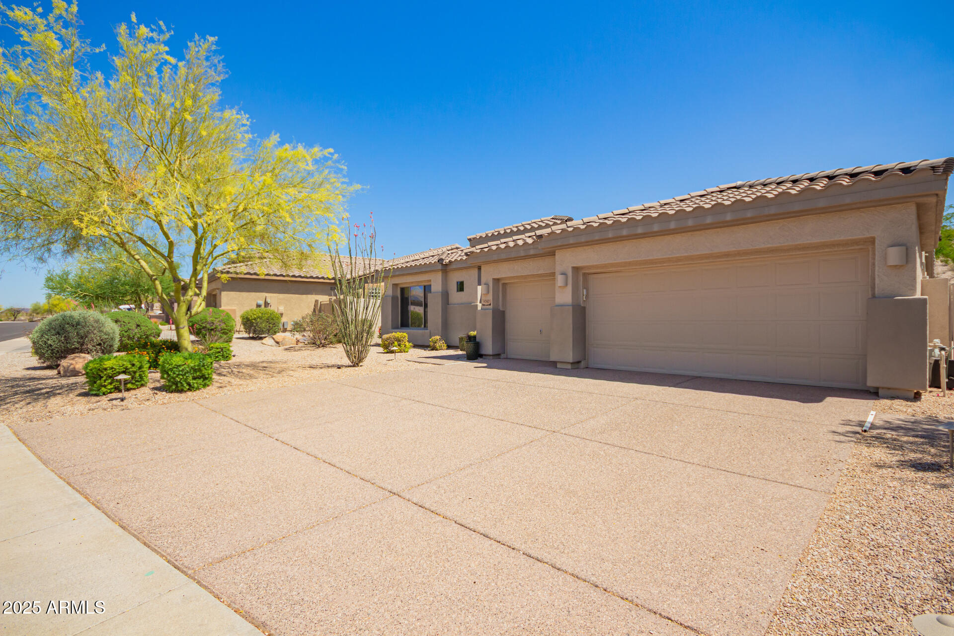 9747 S 182nd Drive Property Photo 4