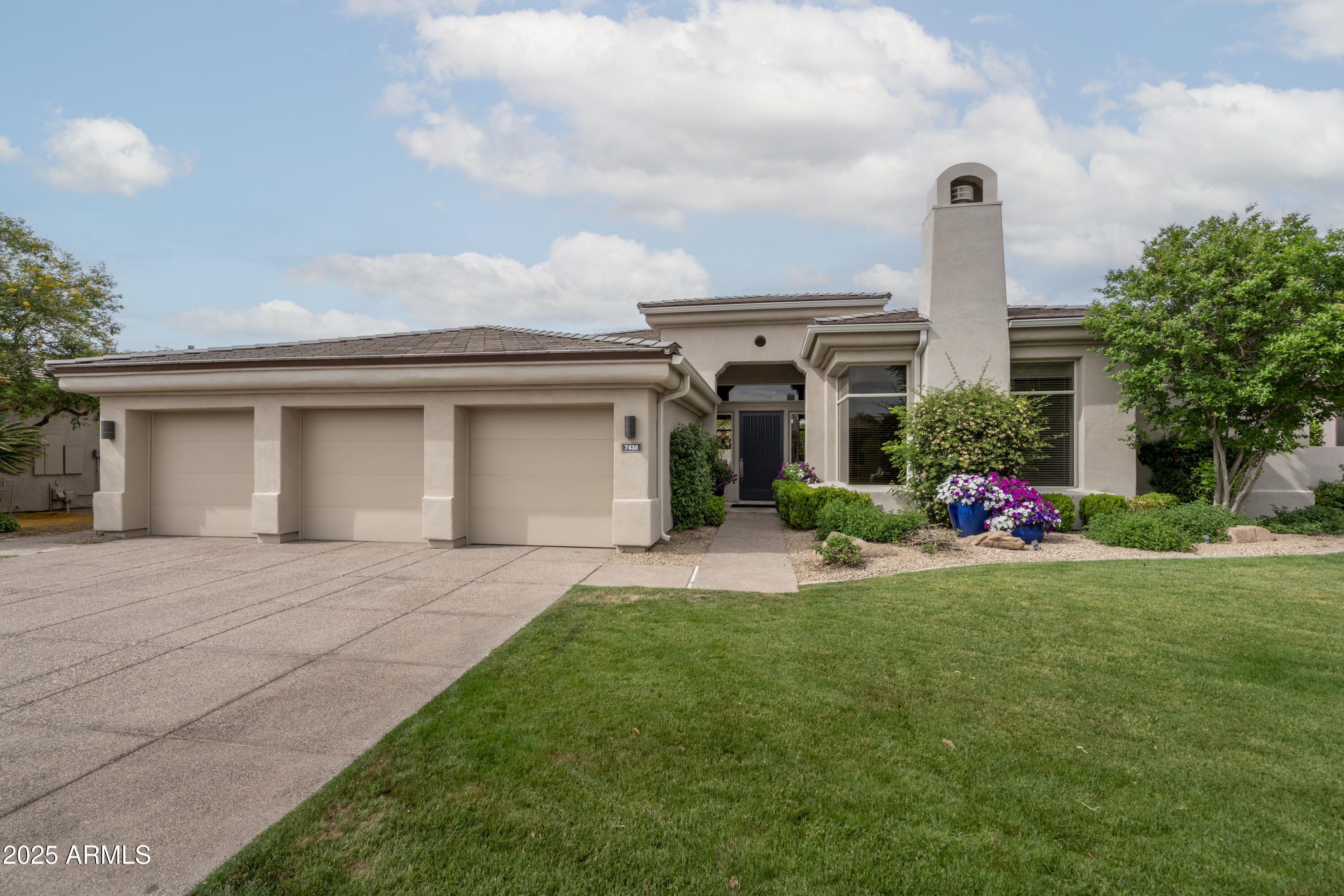 7438 E Cactus Wren Road Property Photo 1