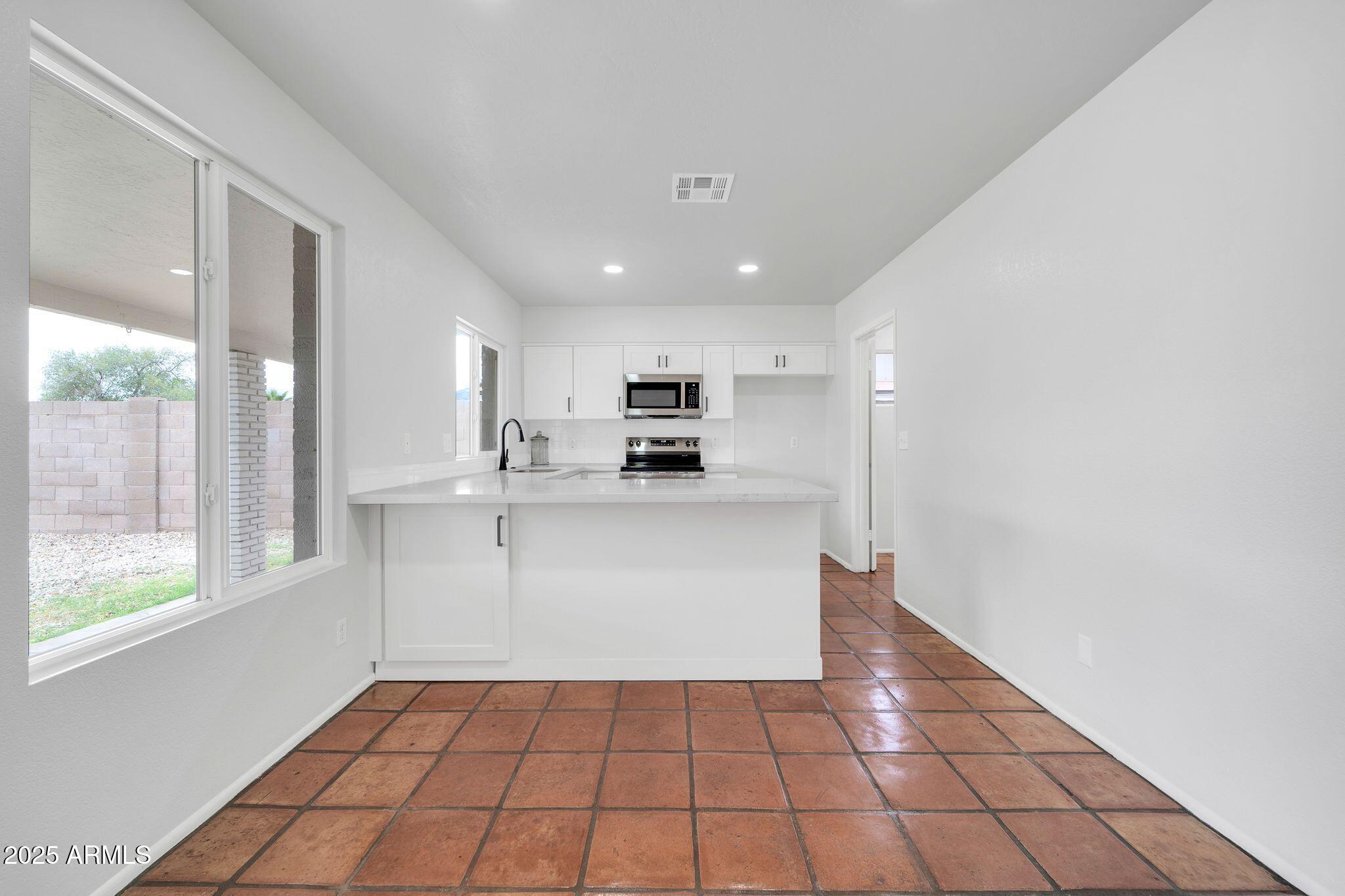 6527 W Sunnyside Drive Property Photo 9