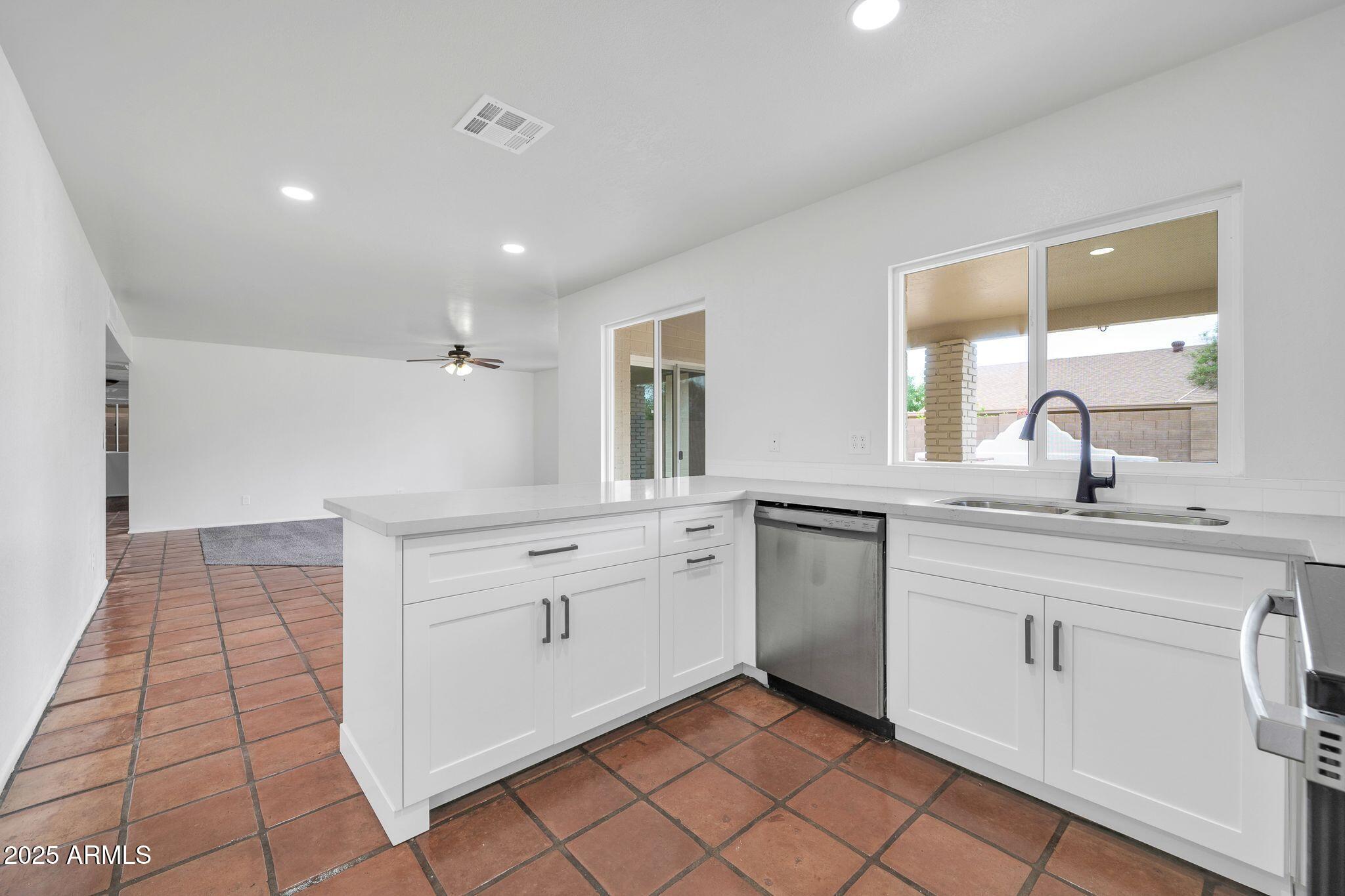 6527 W Sunnyside Drive Property Photo 10