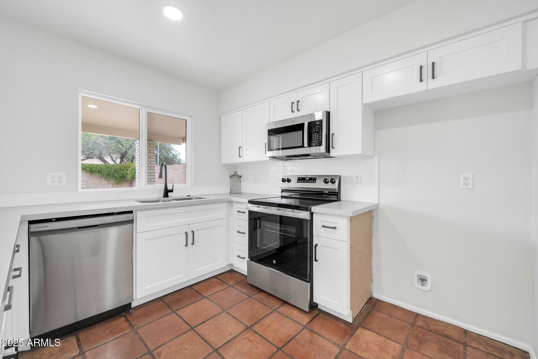 6527 W Sunnyside Drive Property Photo 11
