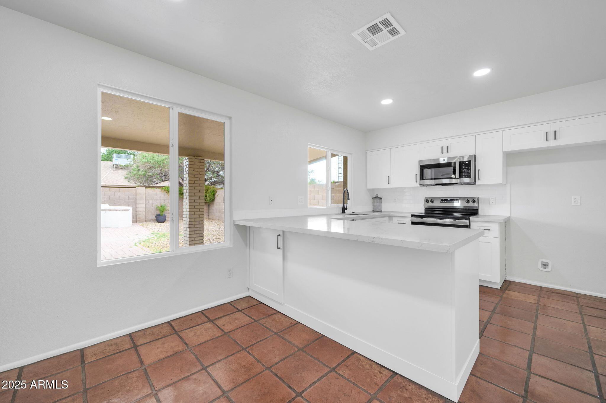 6527 W Sunnyside Drive Property Photo 13