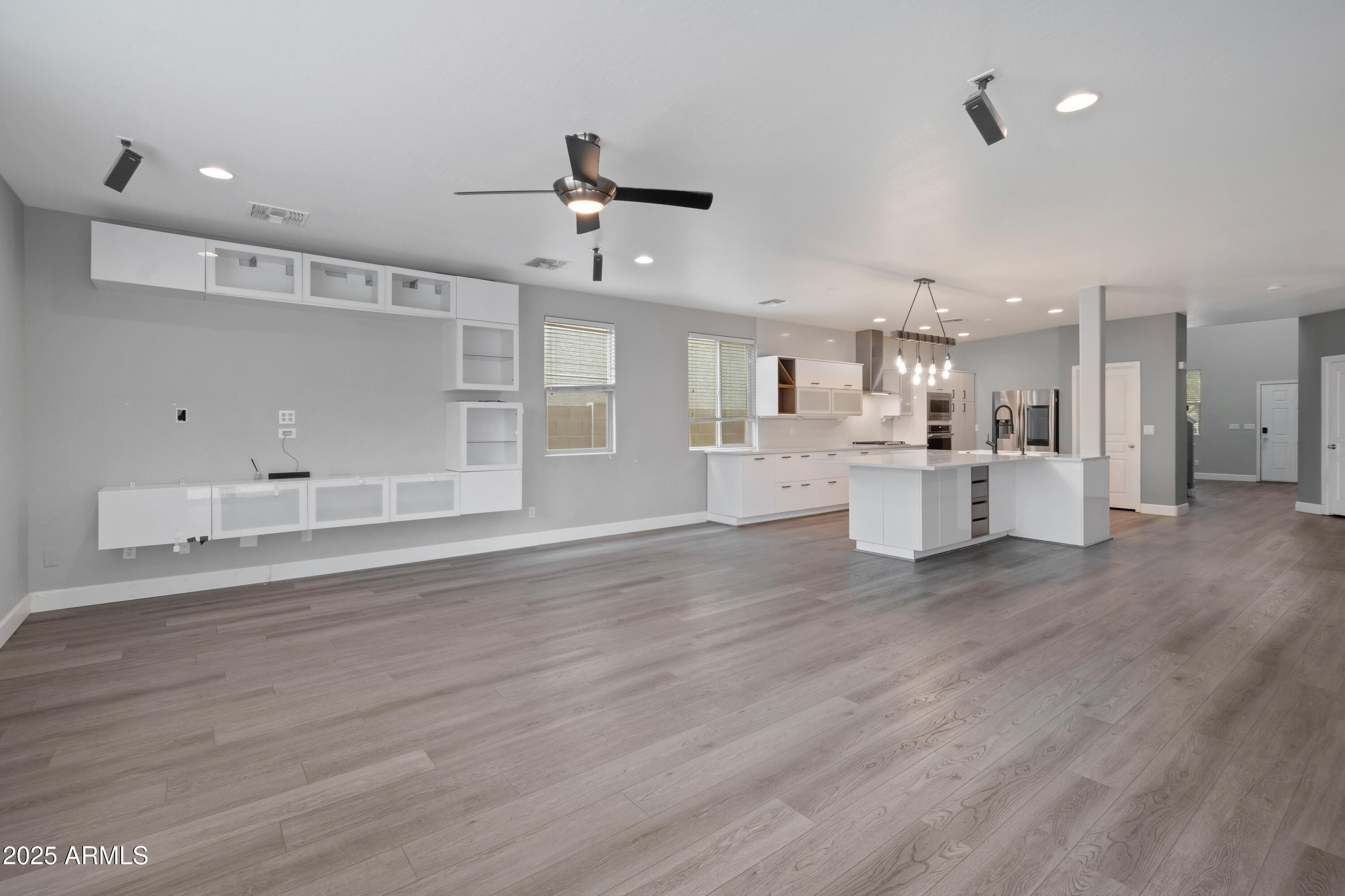 42502 W Somerset Drive Property Photo 5