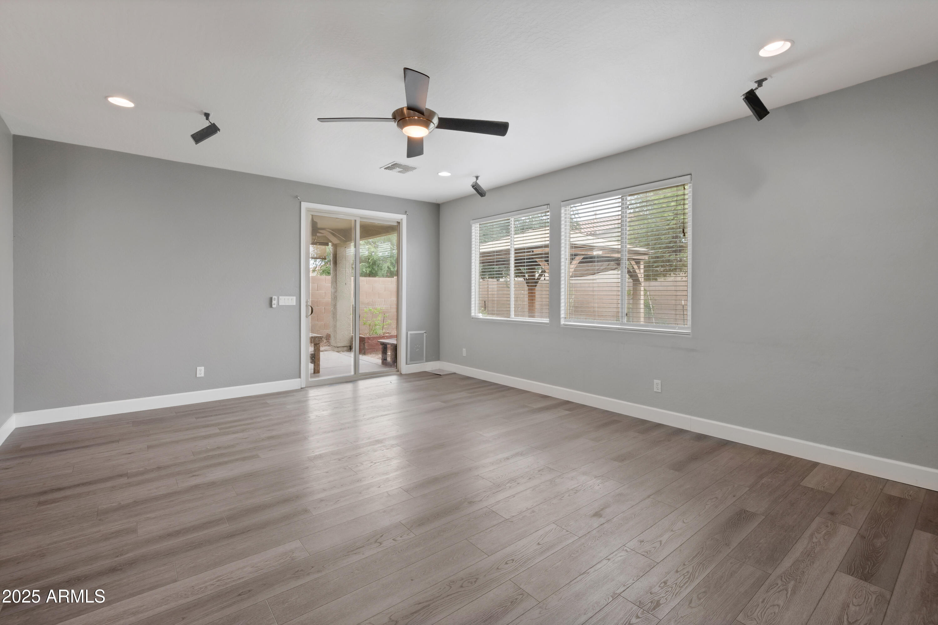 42502 W Somerset Drive Property Photo 6