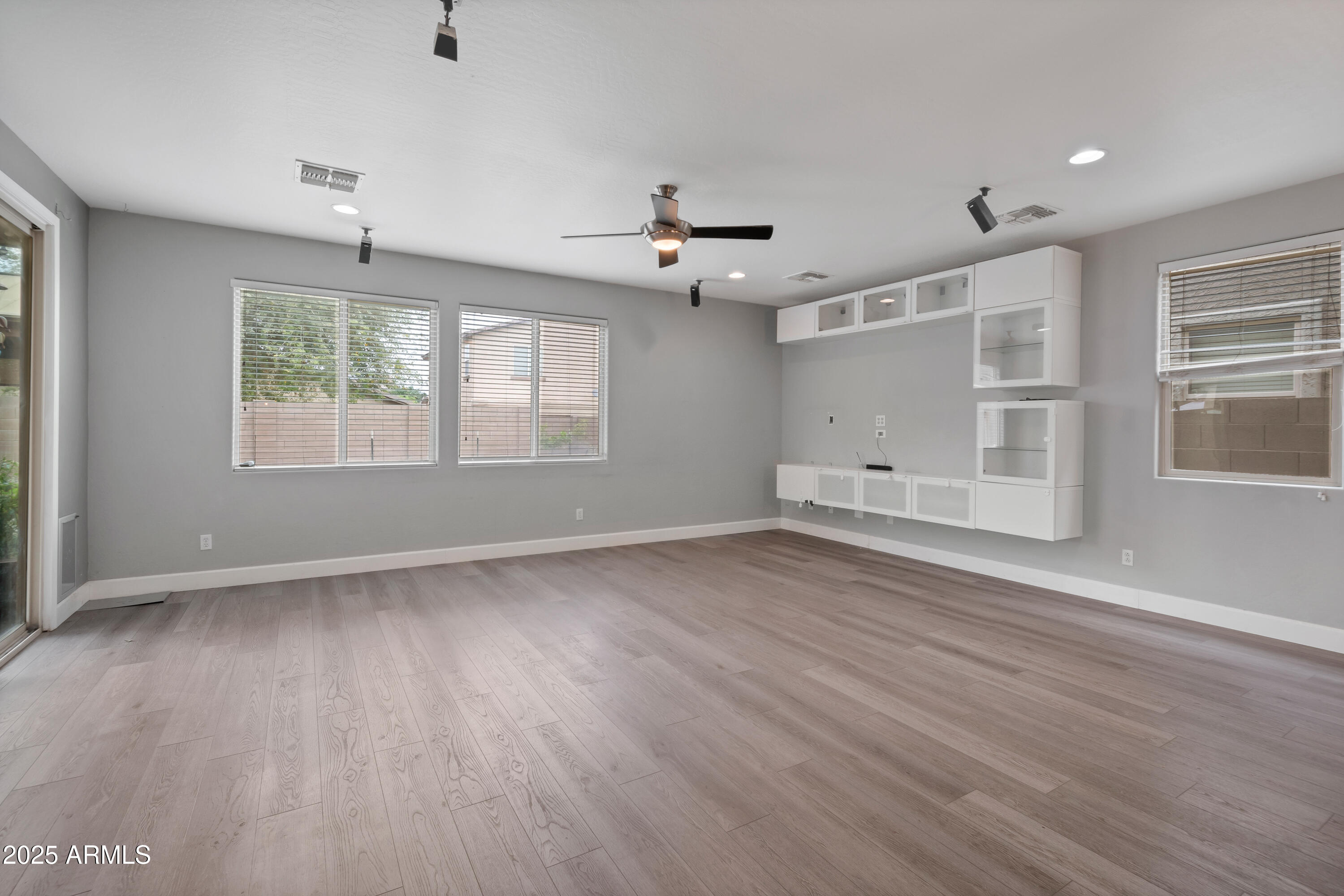 42502 W Somerset Drive Property Photo 7