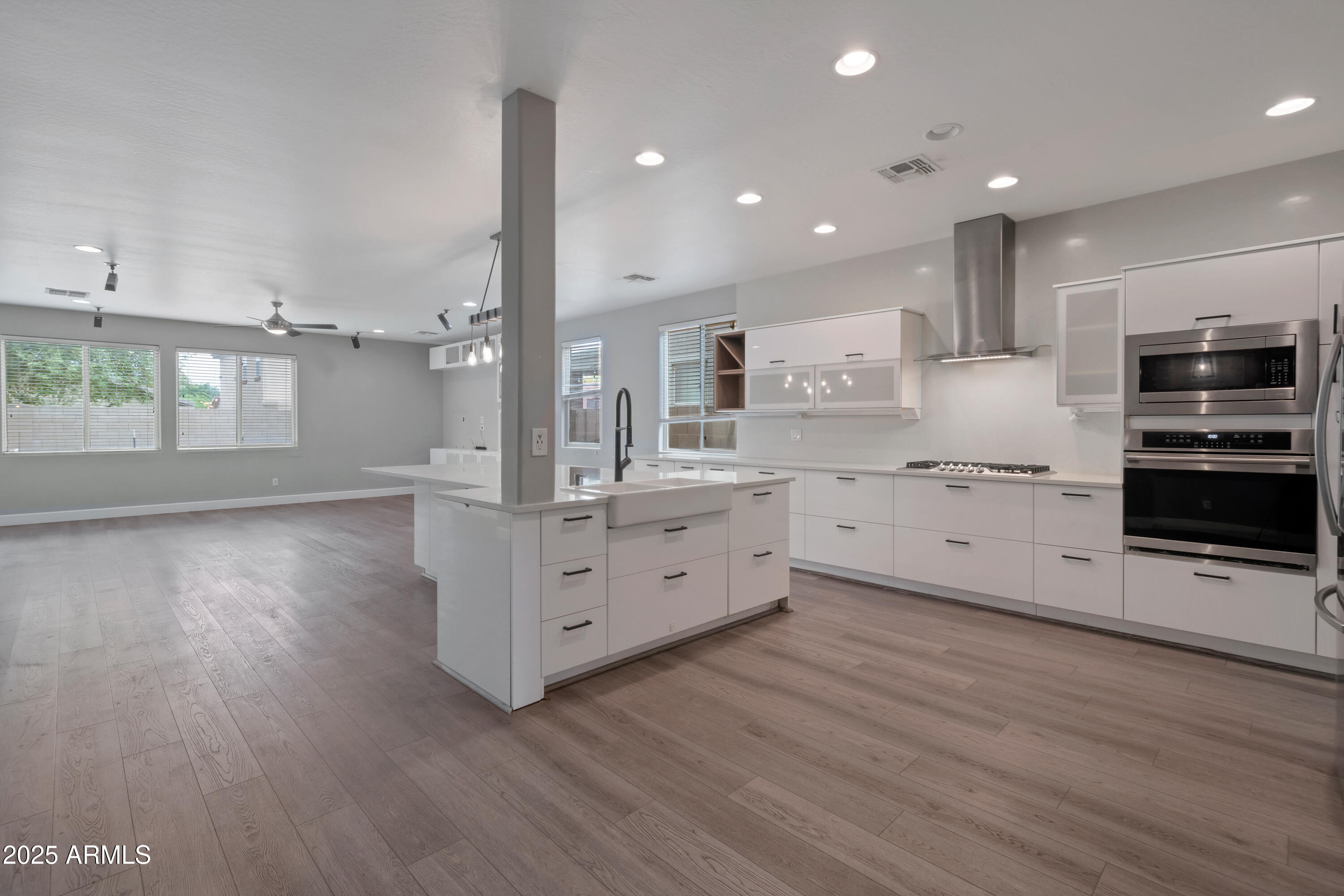 42502 W Somerset Drive Property Photo 11