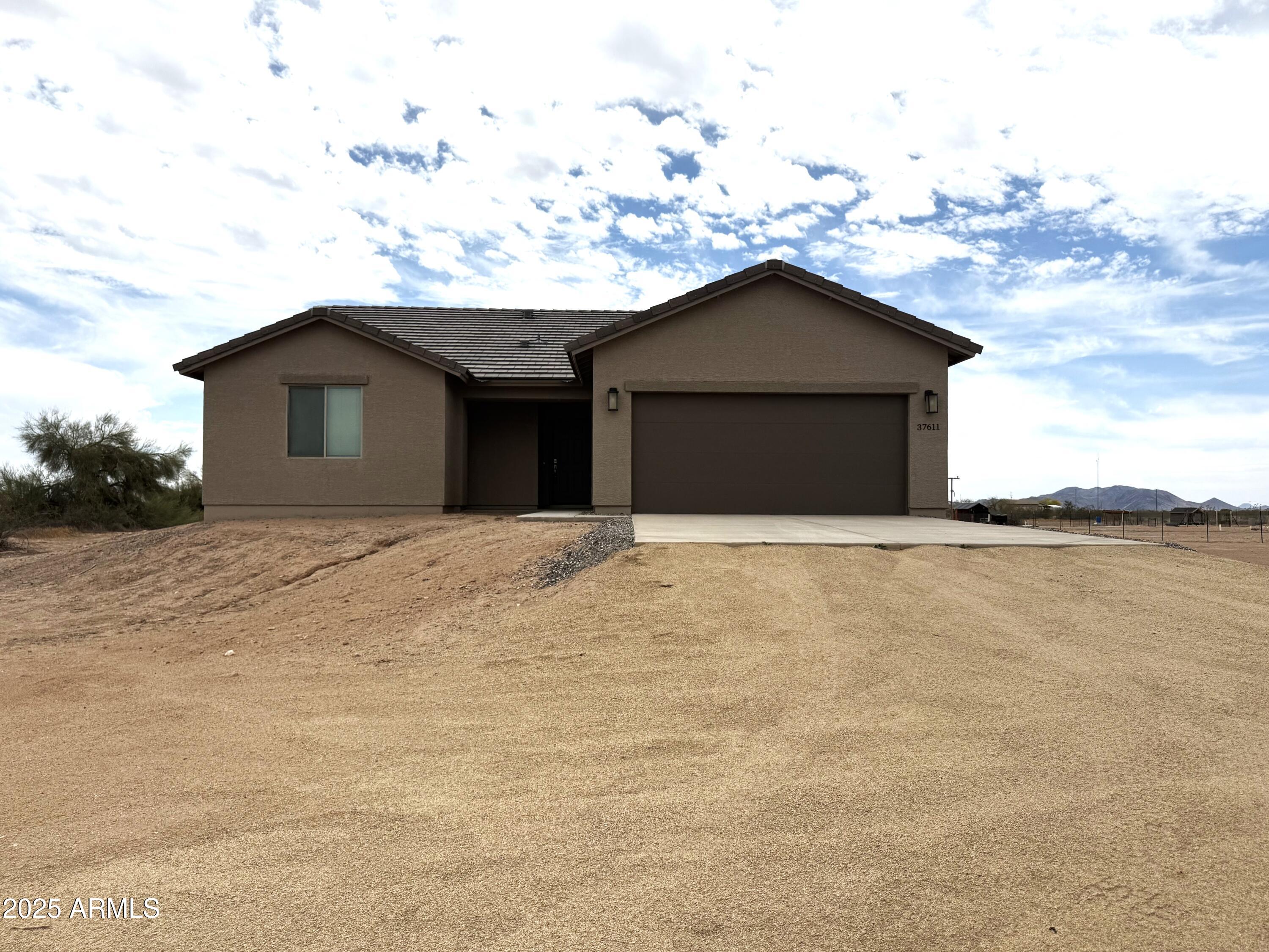 37611 W Rovey Avenue Property Photo 1