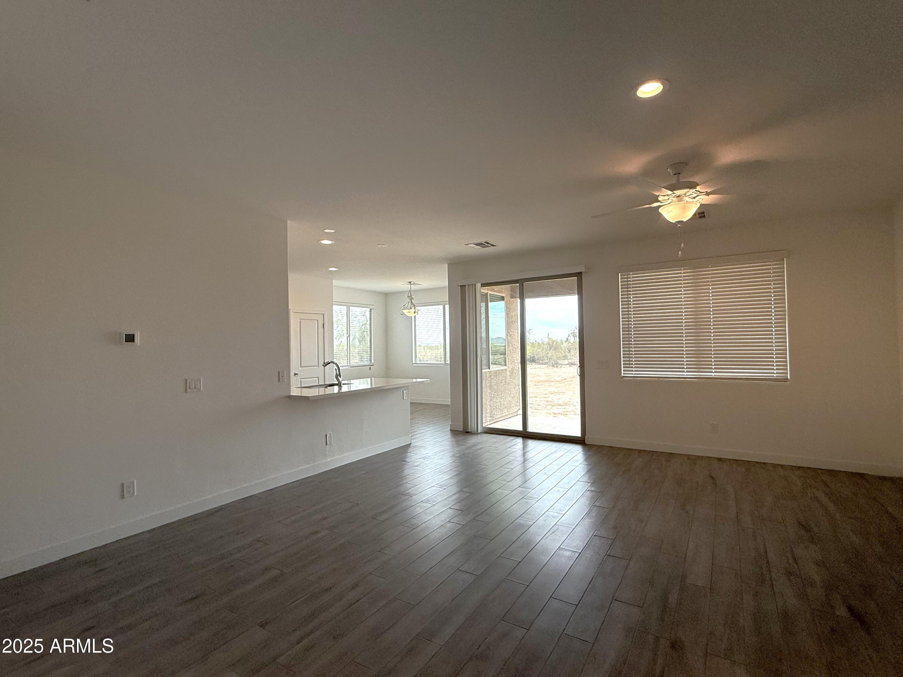 37611 W Rovey Avenue Property Photo 3