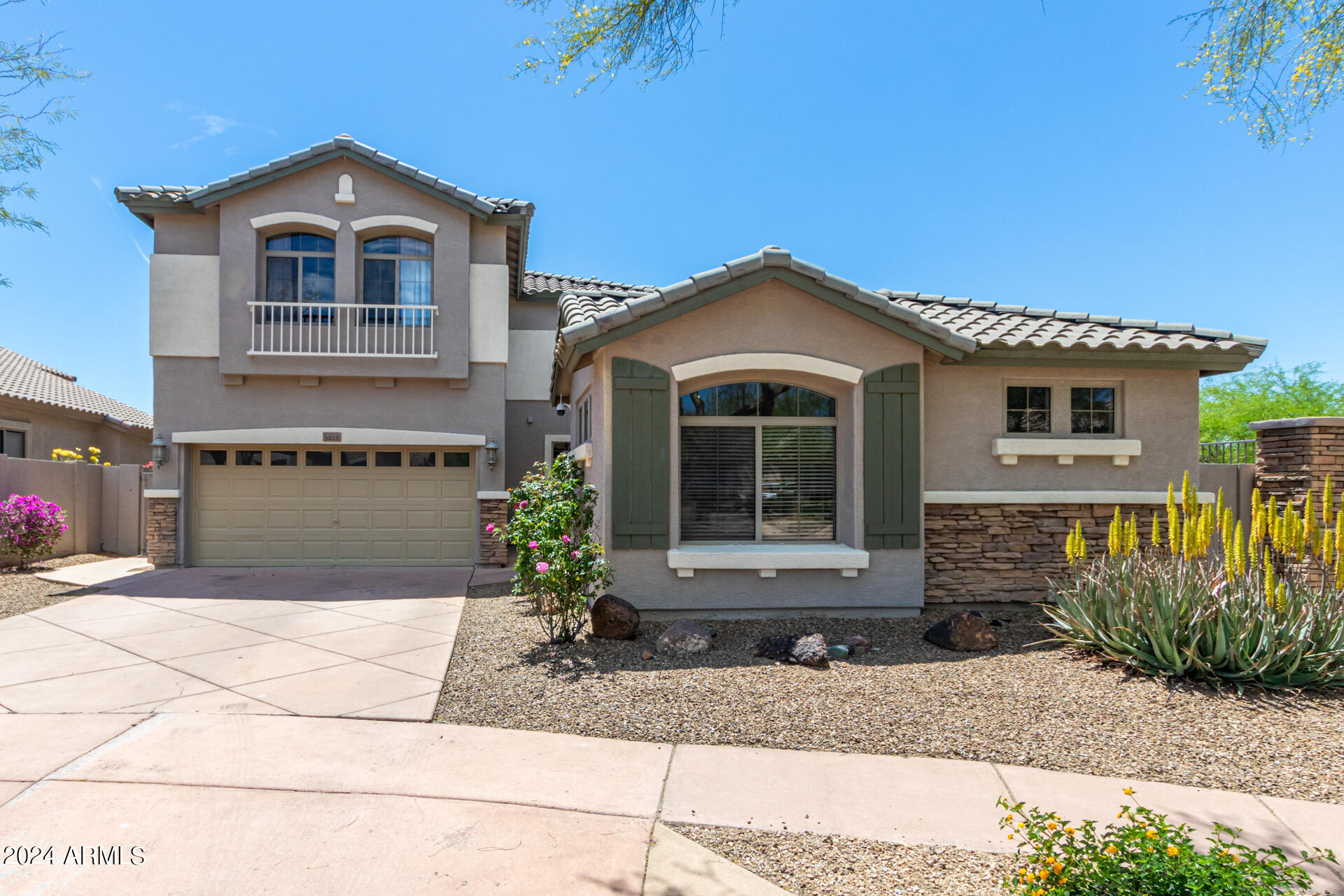 3025 W Sentinel Rock Road Property Photo 1