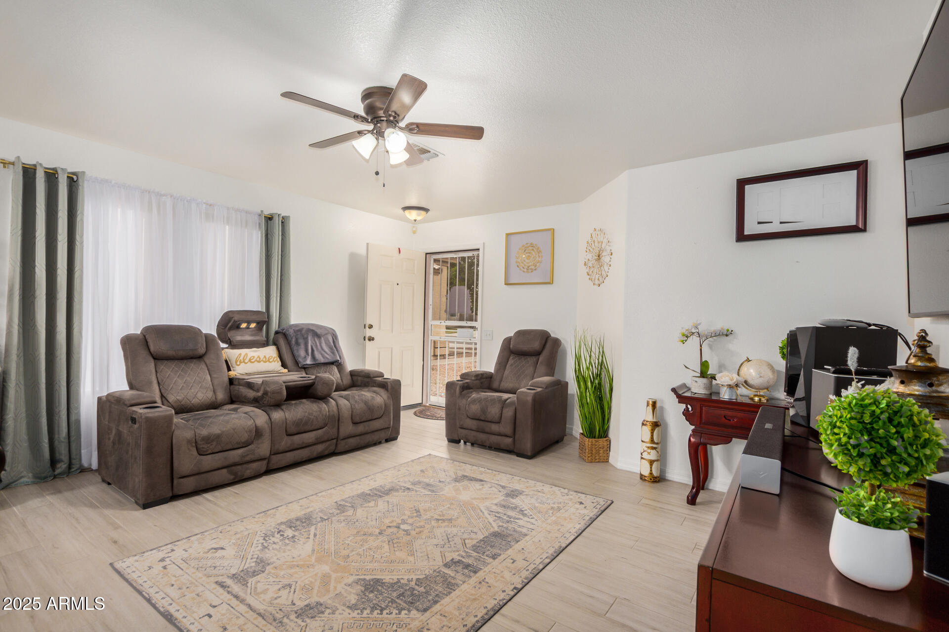 10407 W Reade Avenue Property Photo 9