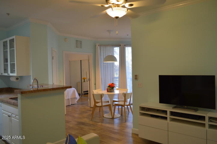 Picture of 1701 E COLTER Street