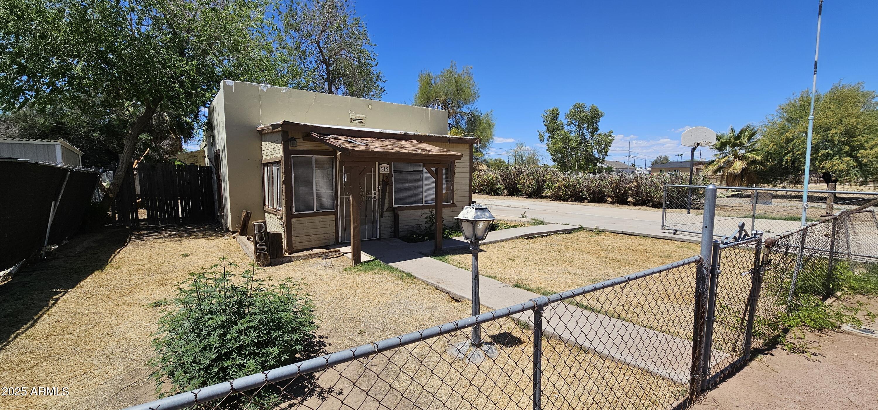 319 S 4TH Street Property Photo 1