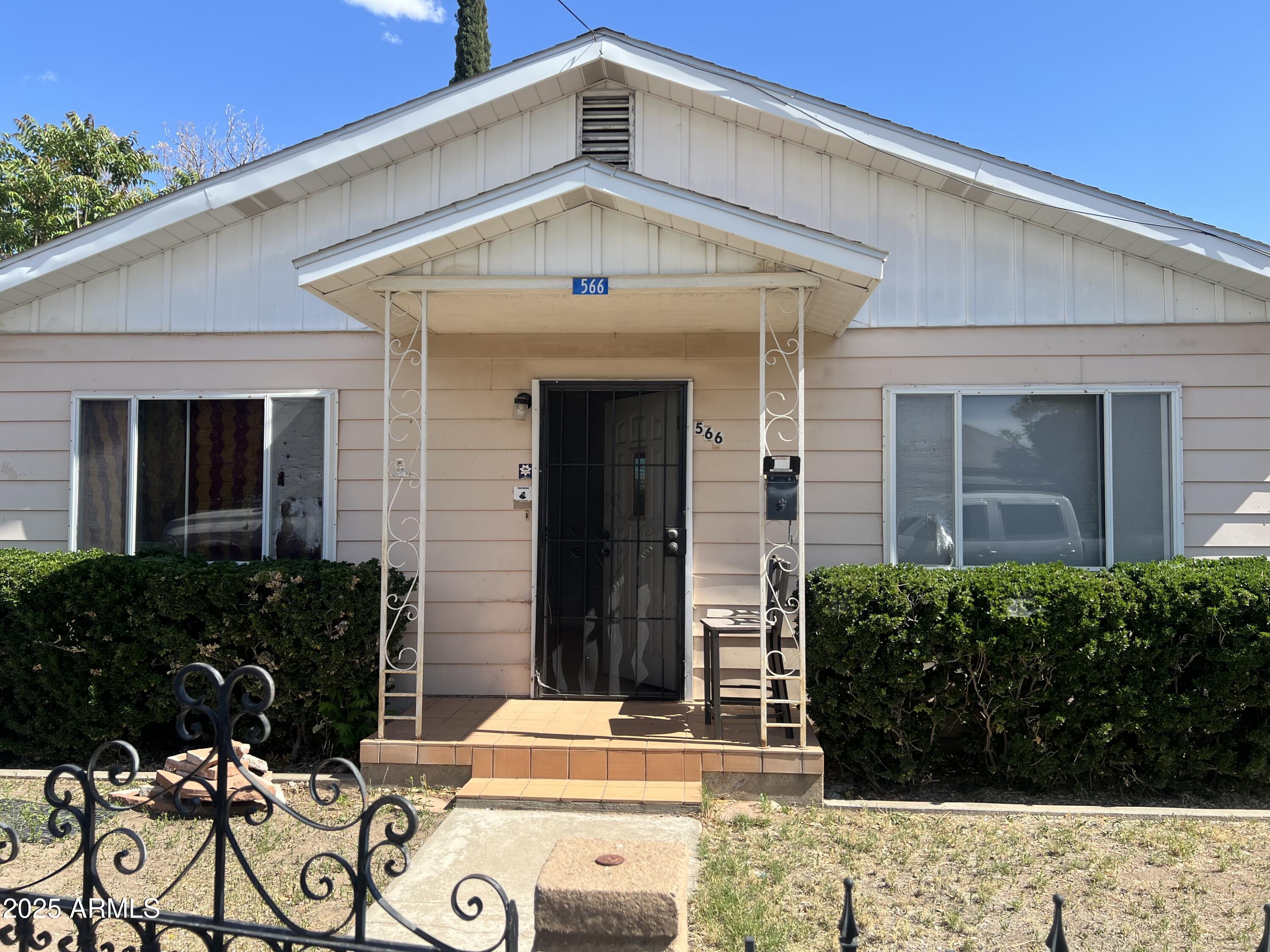 566 E Carico Street Property Photo 1