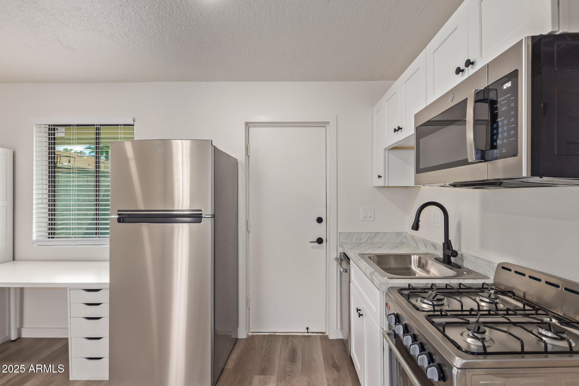 1027 E DUNLAP Avenue Property Photo 1