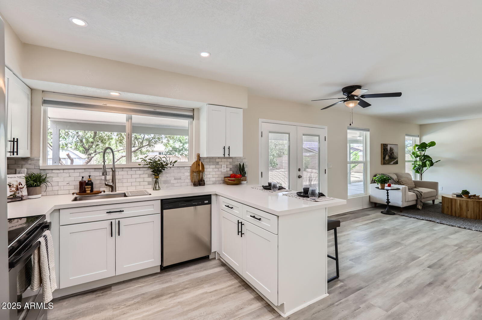 828 E LE MARCHE Avenue Property Photo 1