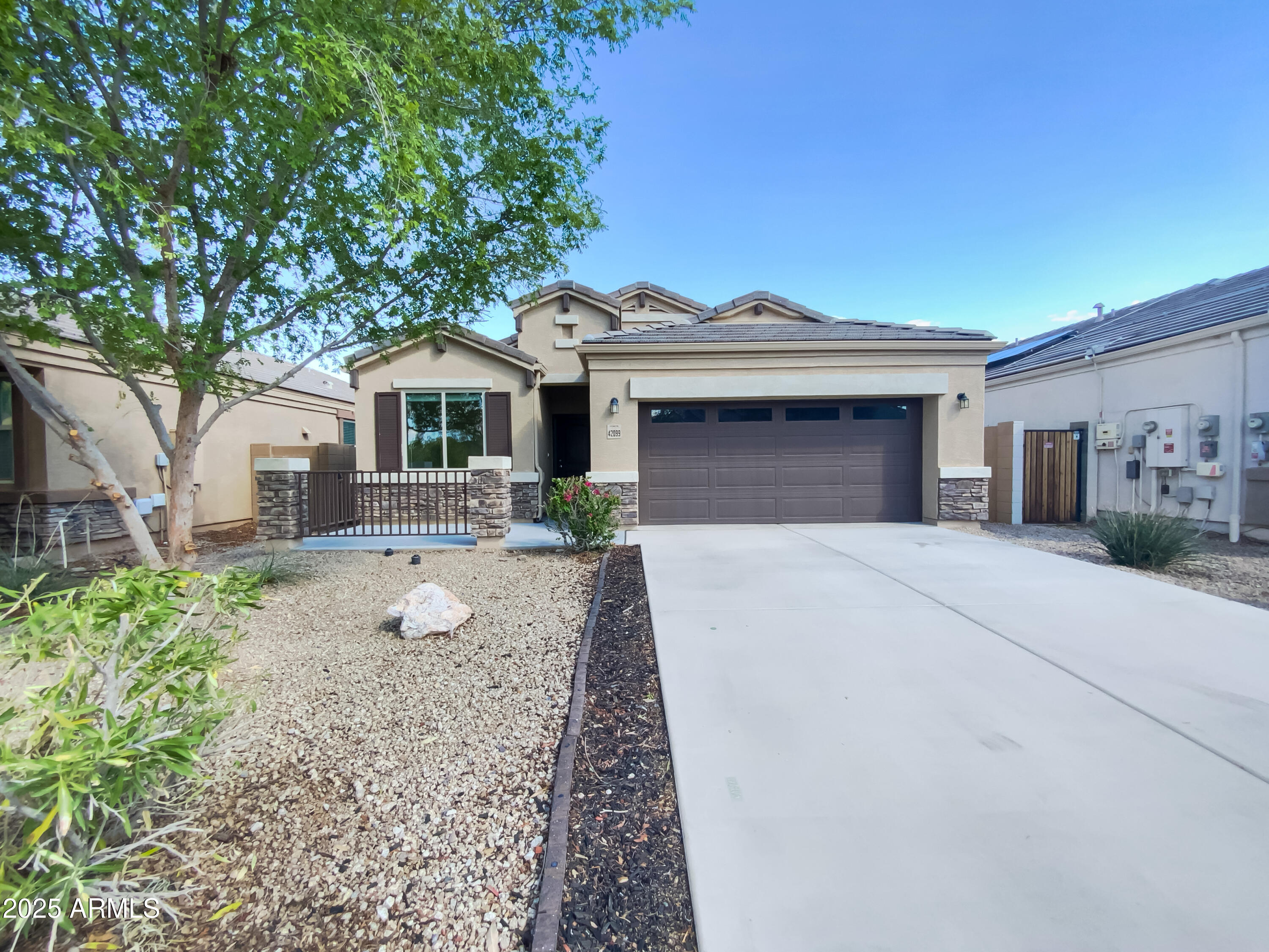 42099 W Balsa Drive Property Photo 1