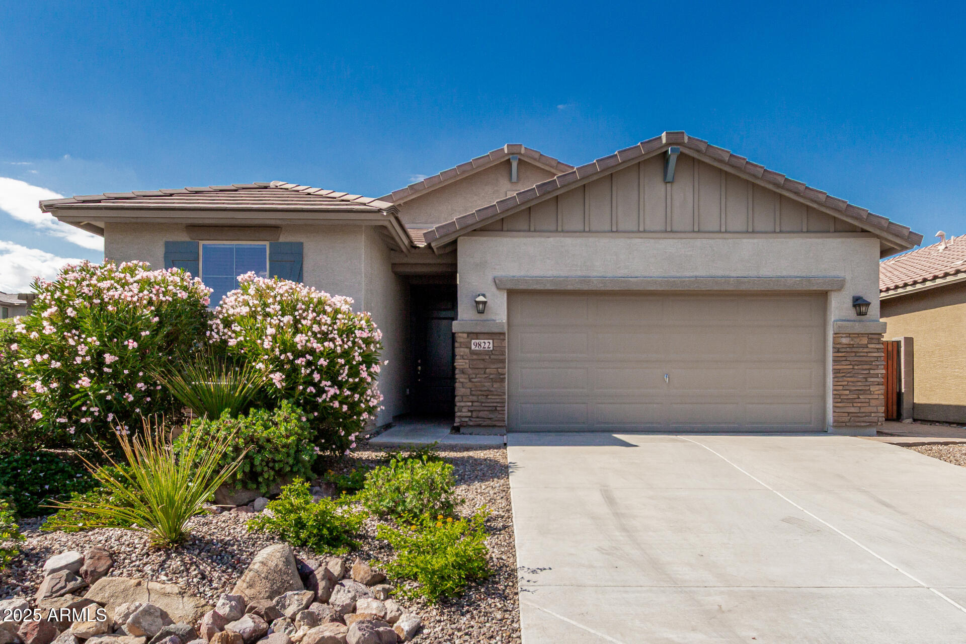 9822 W Caron Drive Property Photo 1