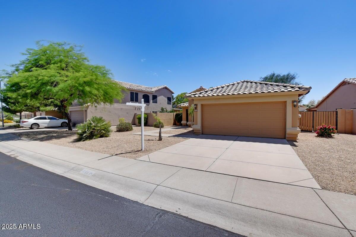 7409 W Crest Lane Property Photo 1
