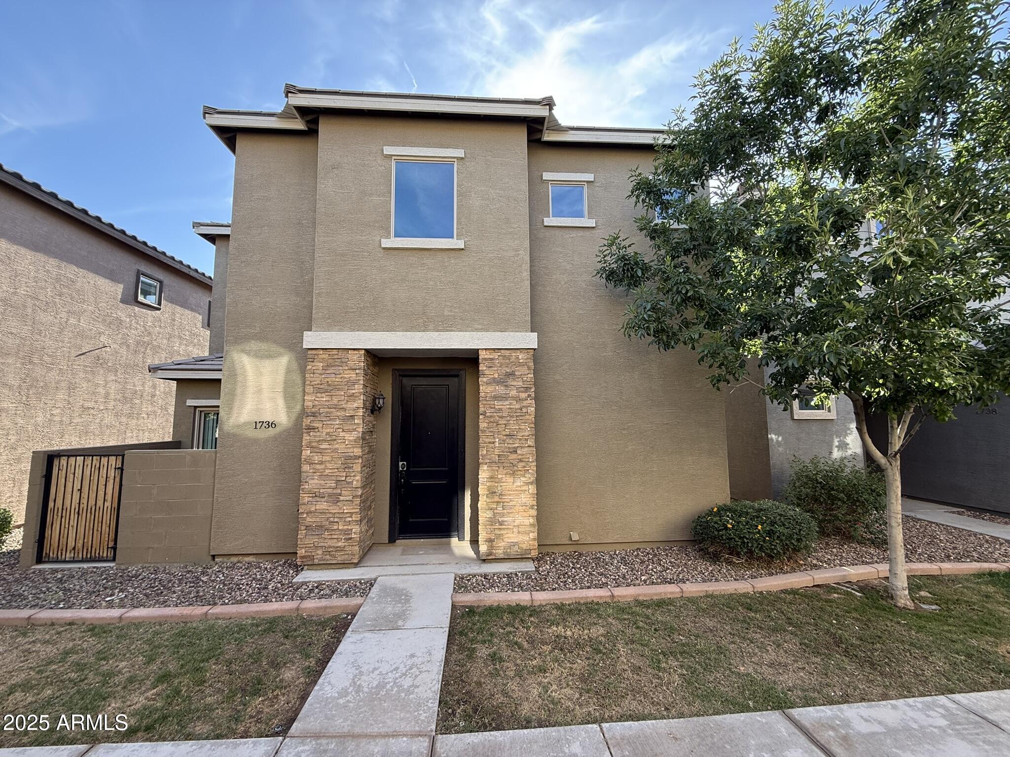 1736 W Pollack Street Property Photo 1