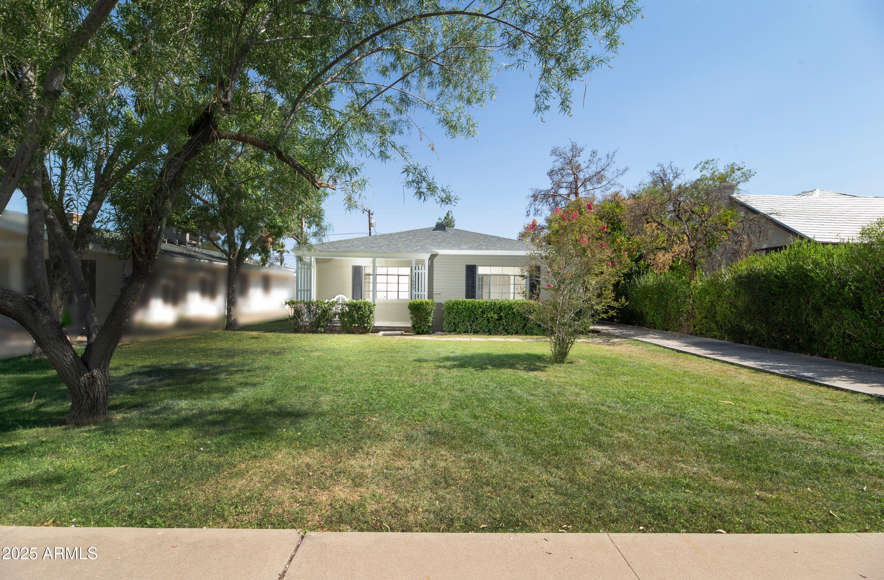 1609 W Lewis Avenue Property Photo 1