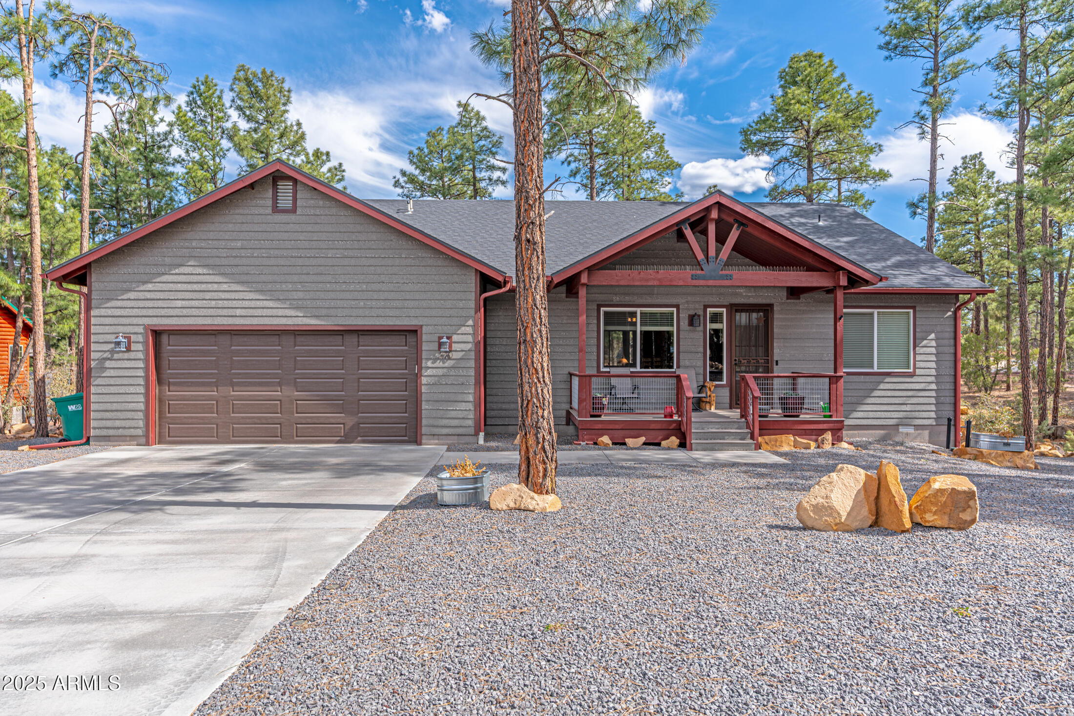 670 S Mountain Pines Avenue Property Photo 1