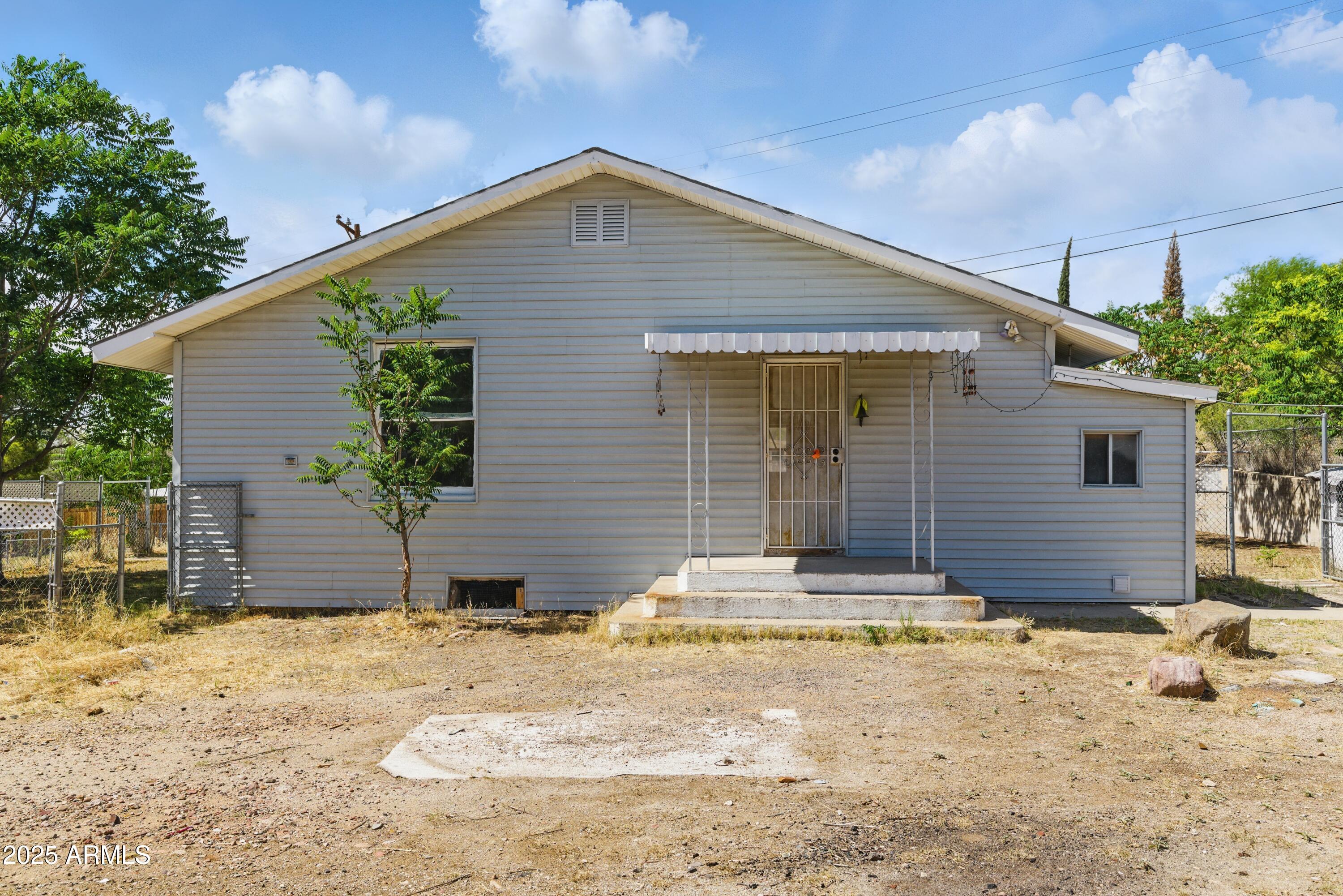 5901 E Short Avenue Property Photo 1