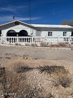 731 N Lyons Avenue Property Photo 1