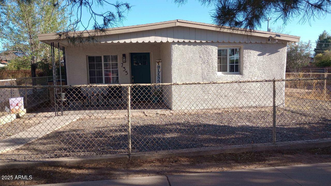 735 E 3rd Street Property Photo 1