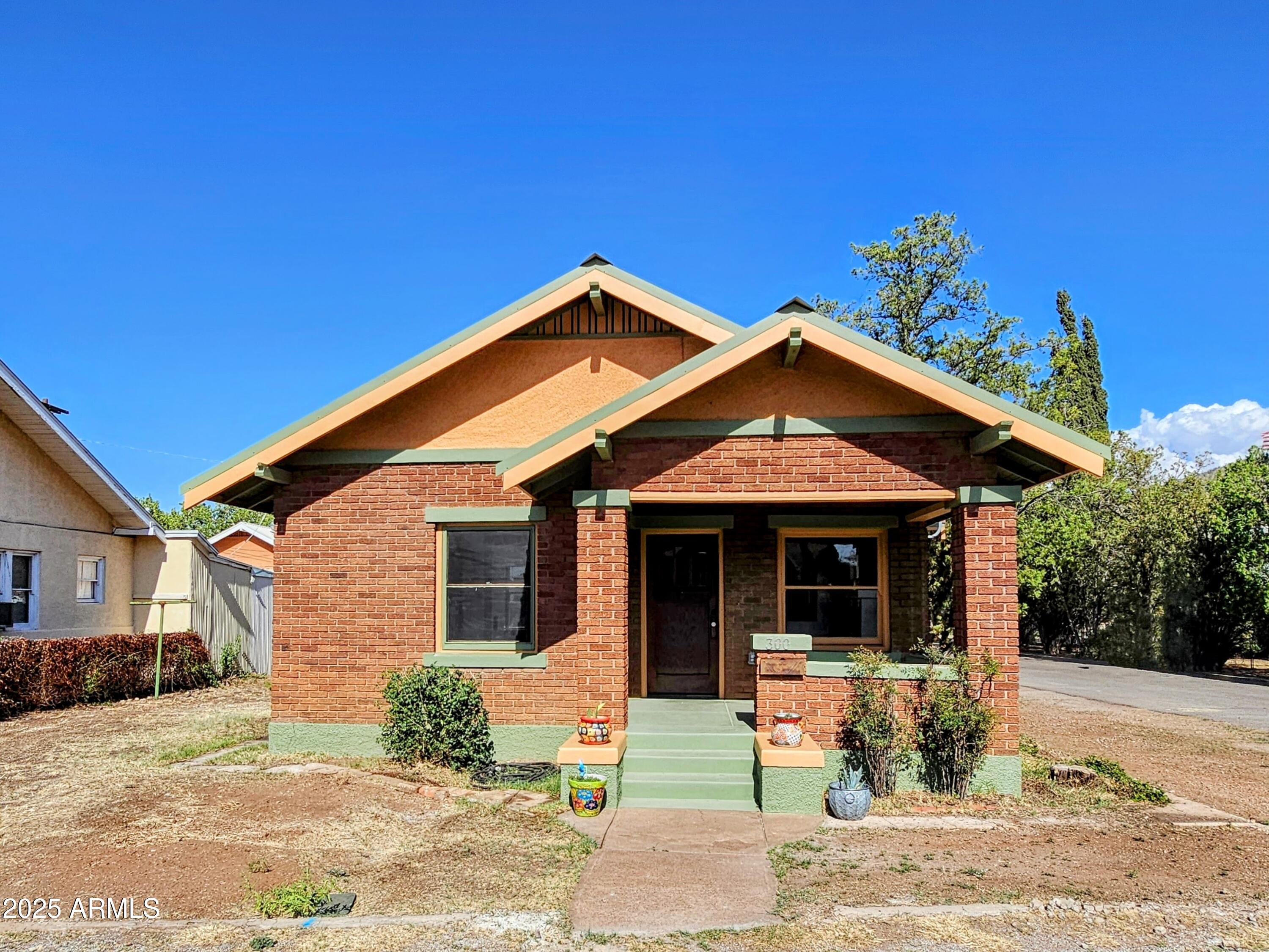 300 HOVLAND Street