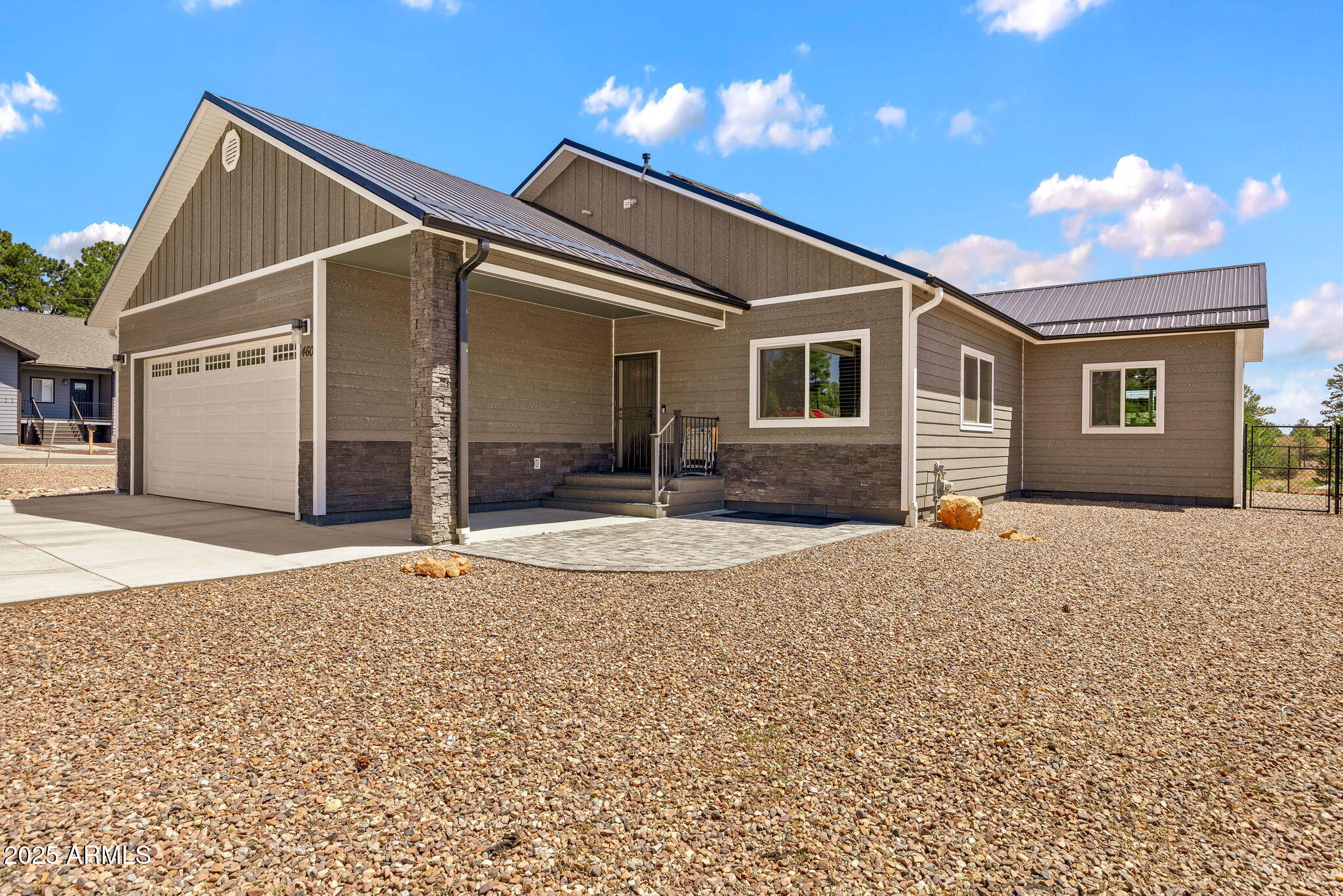 460 S Mountaine Pines Avenue Property Photo 1