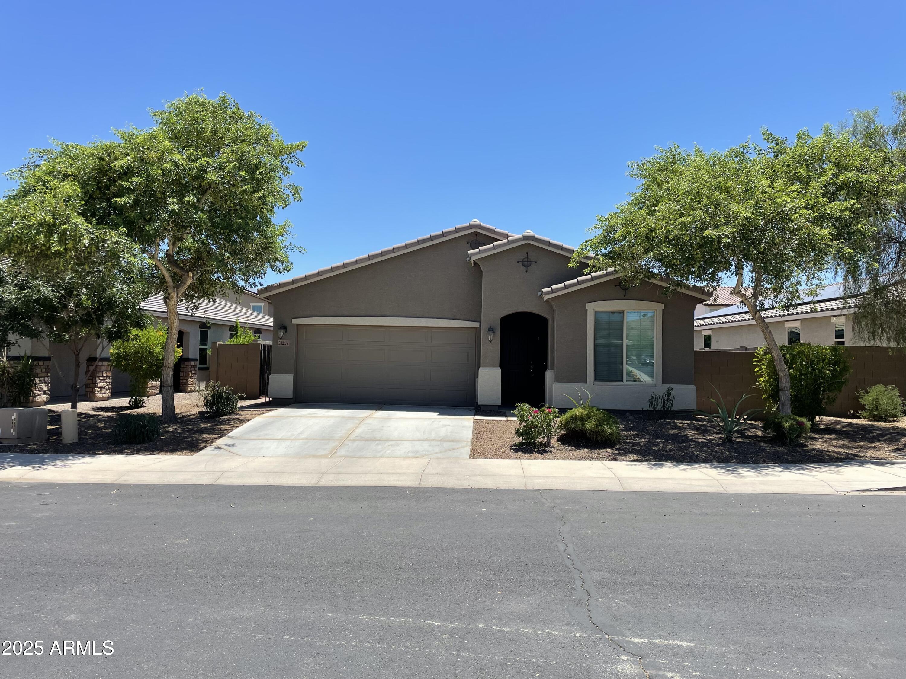 21257 W Berkeley Road Property Photo 1