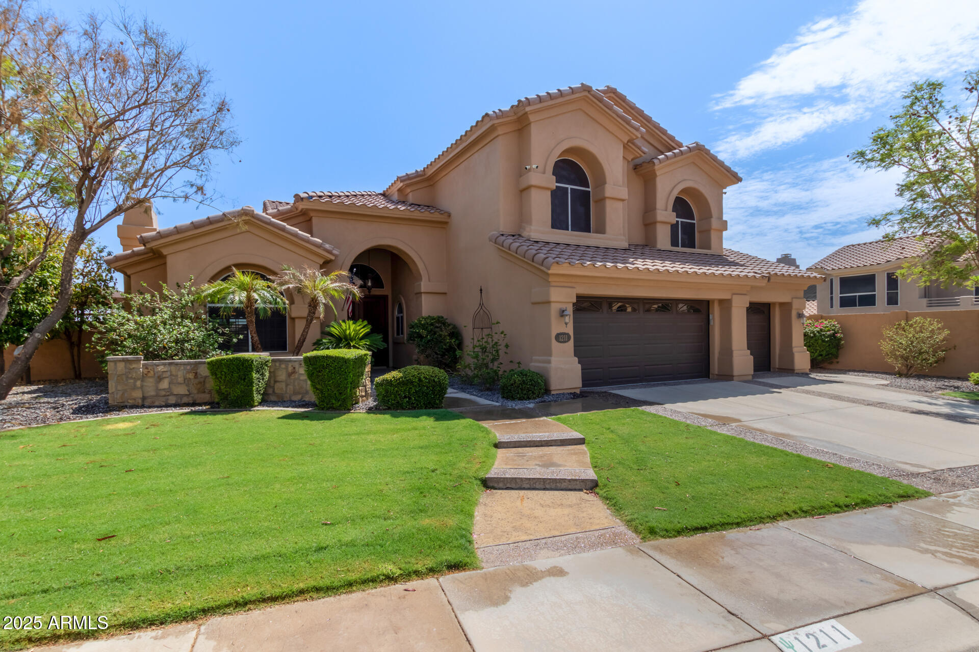 1211 E Desert Flower Lane Property Photo 1