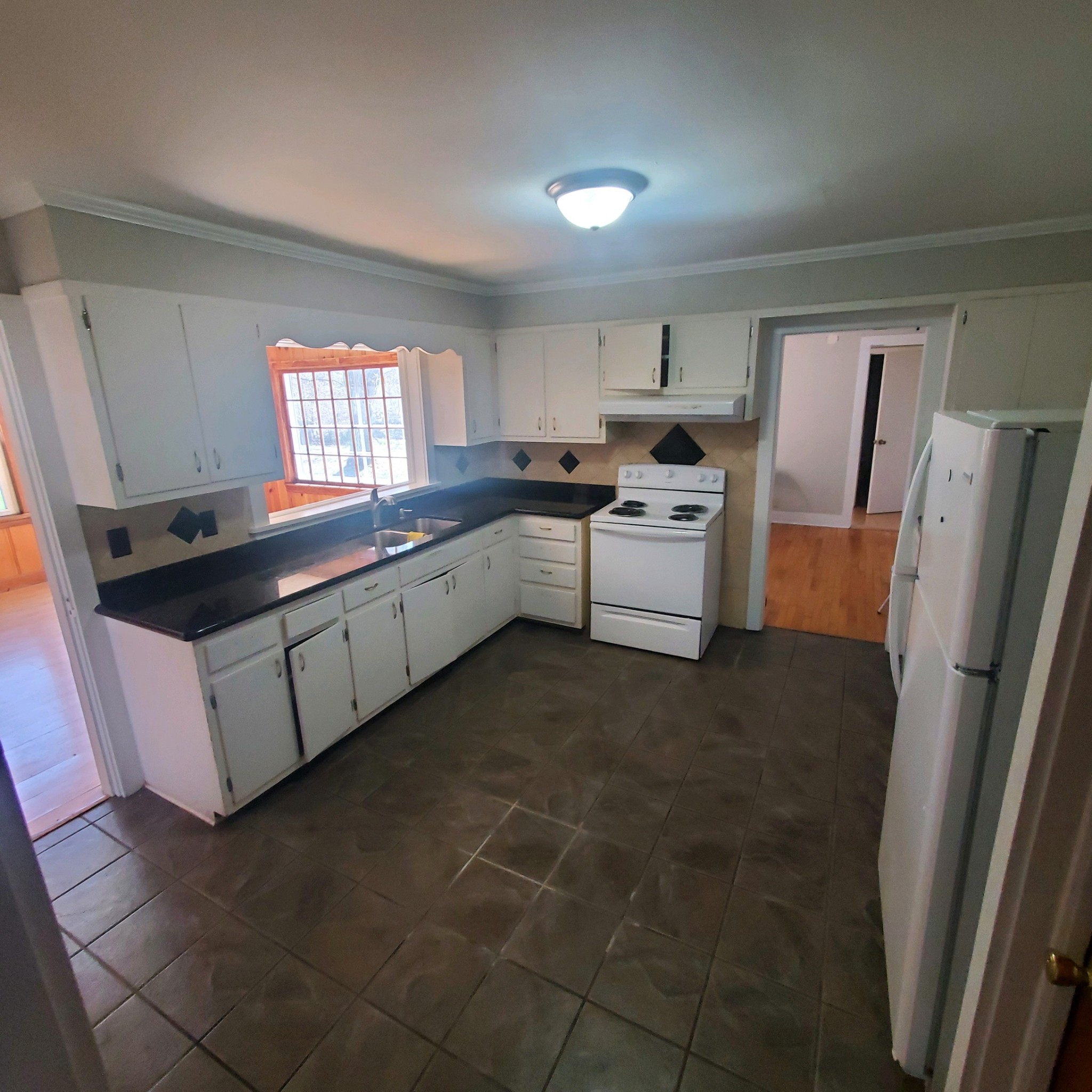 506 S Mountain St Property Photo 5
