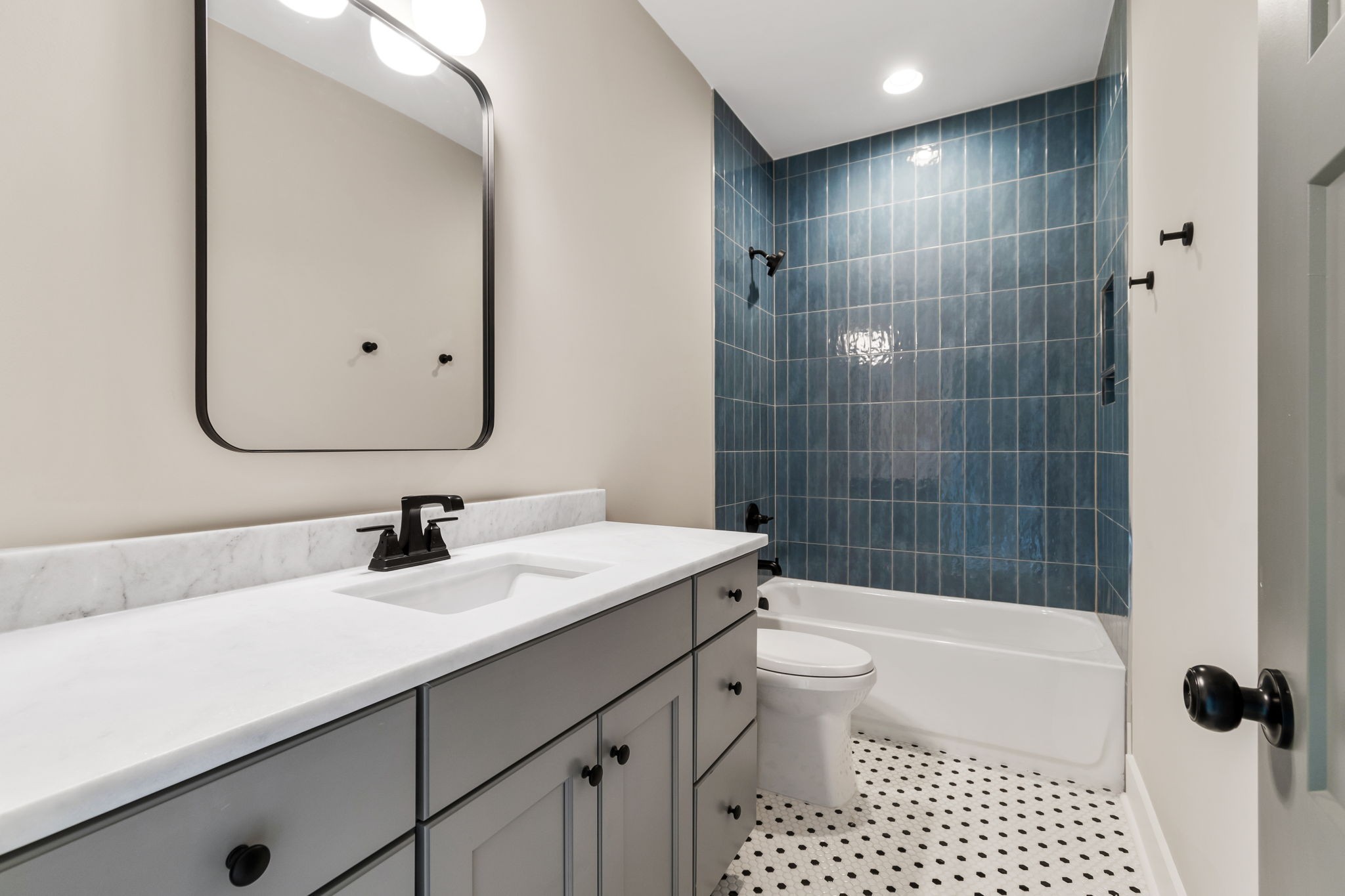 6515b Premier Dr Property Photo 13