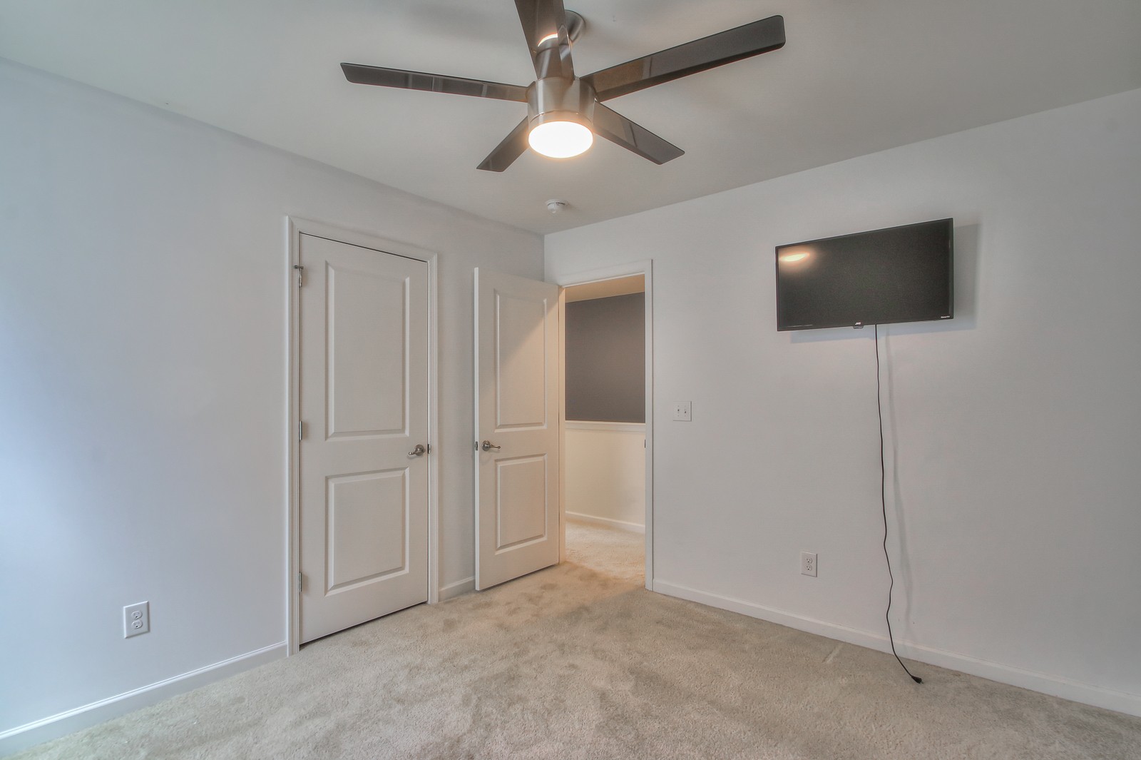 2033 Leeds Ln Property Photo 38