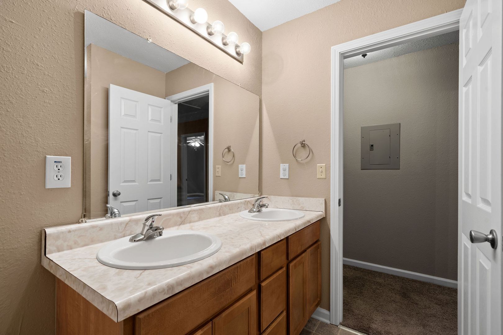 508 Luxury Dr Property Photo 15
