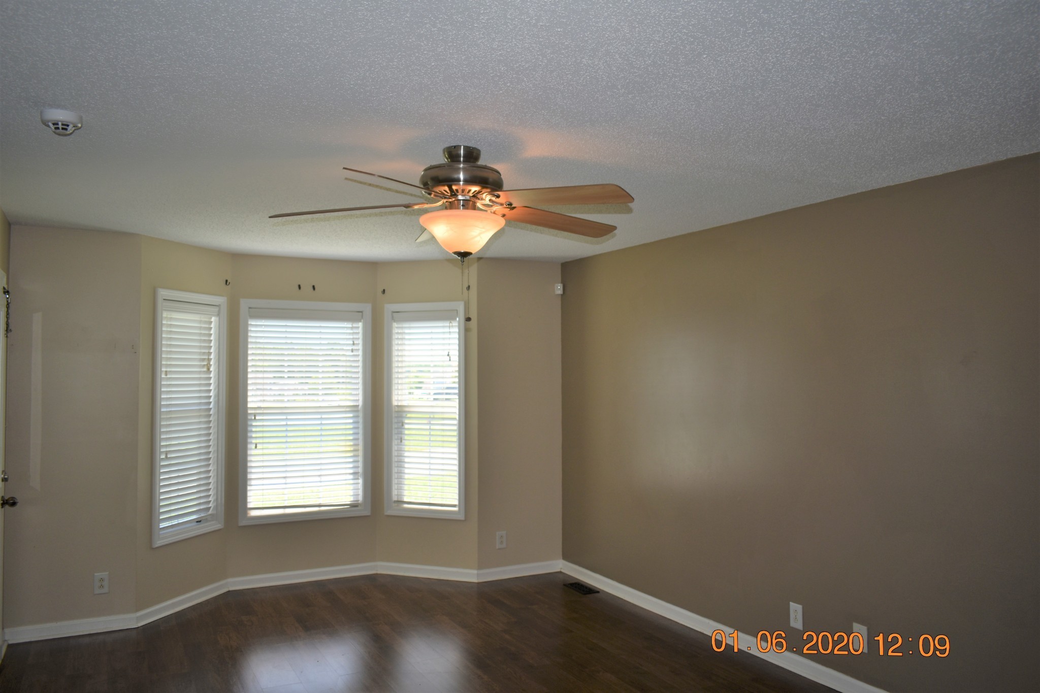 736 Shetland Dr Property Photo 3