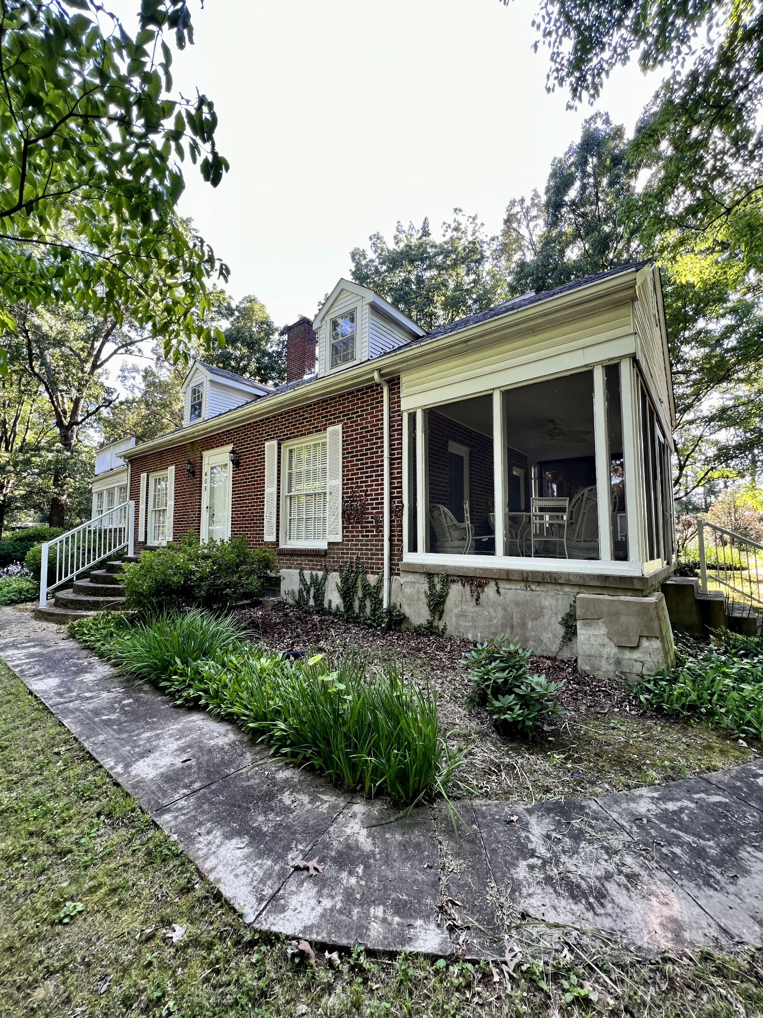 408 N Park St Property Photo 3