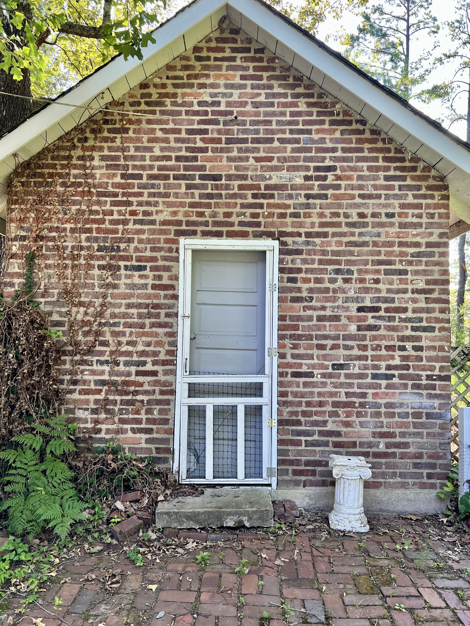 408 N Park St Property Photo 6