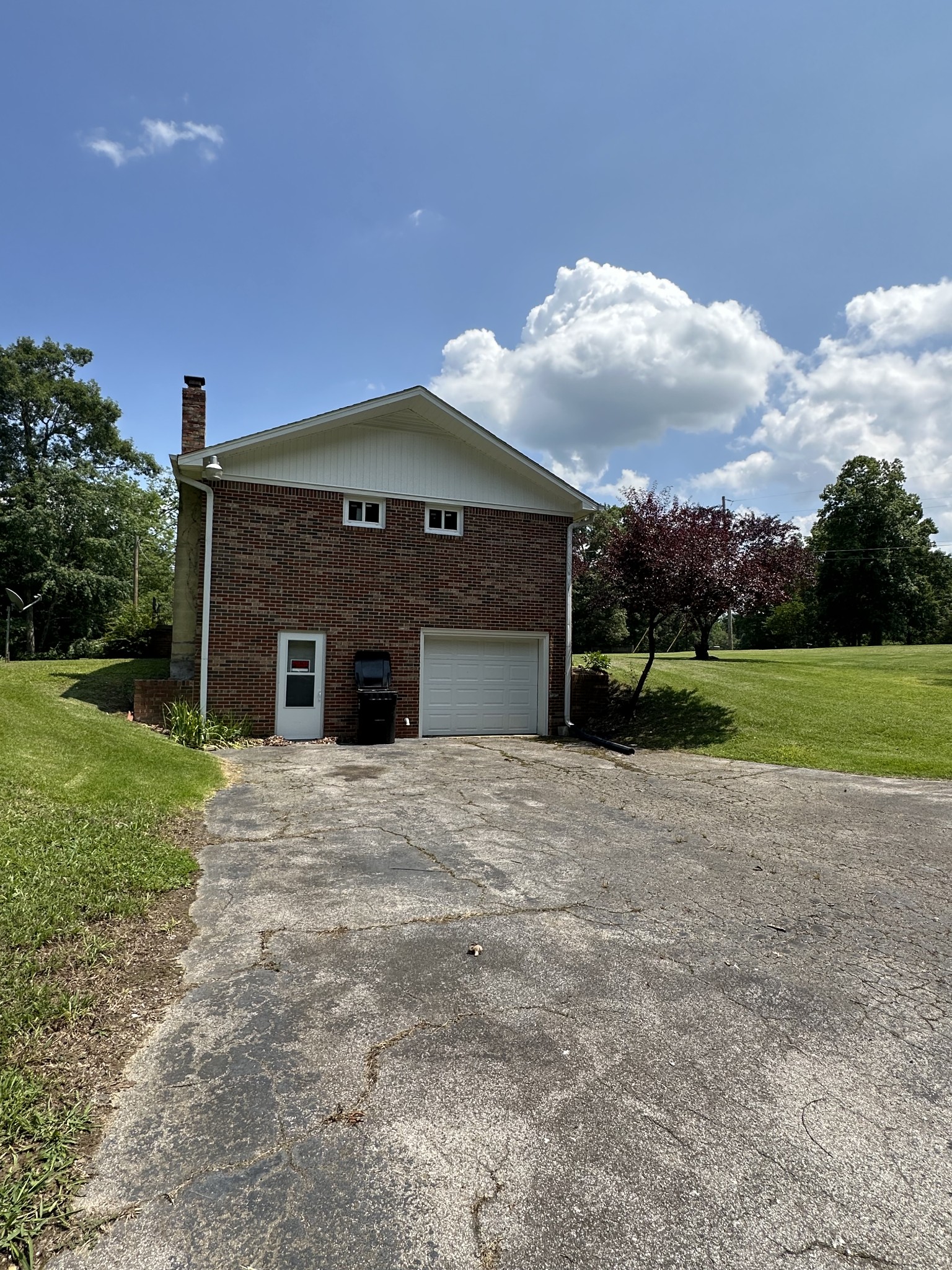 720 Oakland Dr Property Photo 2