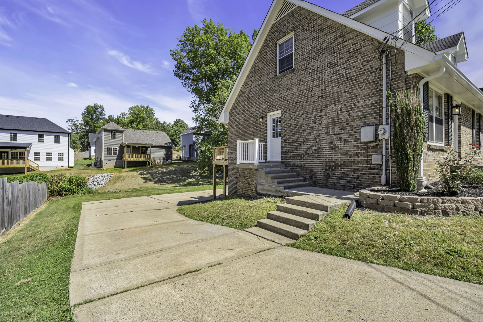 1267 Cloverdale Dr Property Photo 3