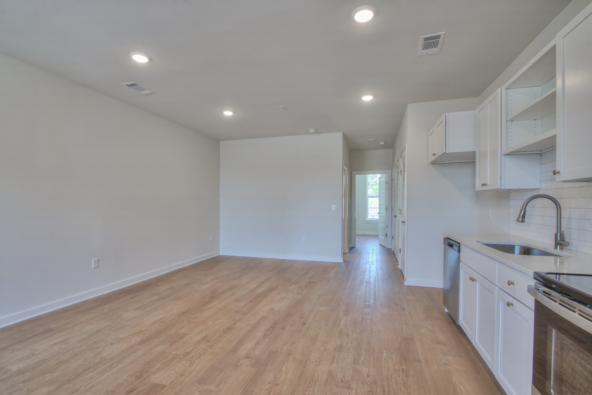 600 E Trinity Ln Property Photo 3