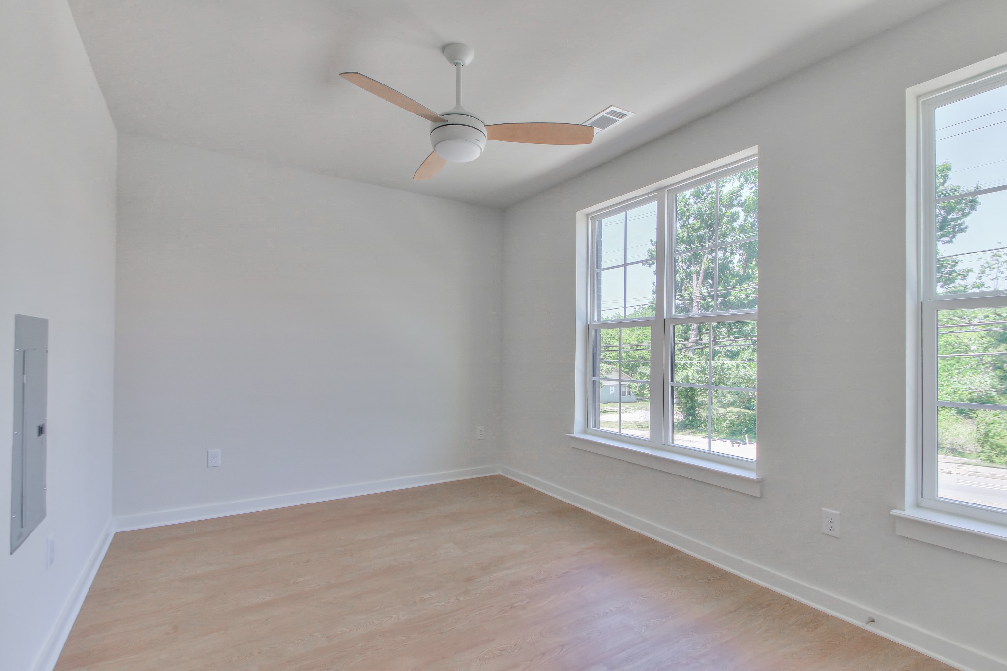 600 E Trinity Ln Property Photo 20