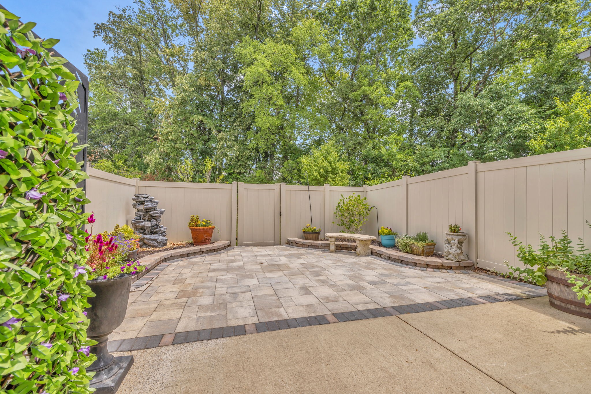 2569 Wellesley Square Dr Property Photo 6