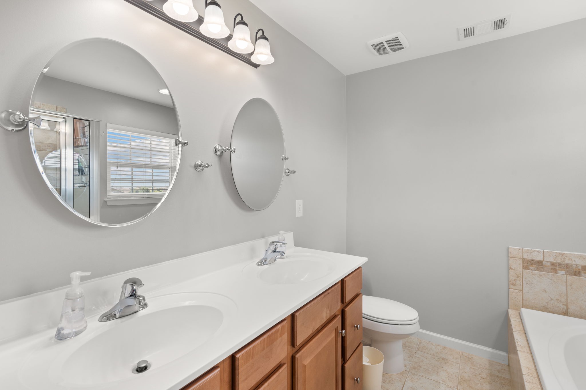 2041 Silverton Cir Property Photo 20