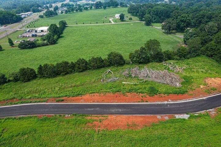 2 Larkspur Tr Property Photo 8