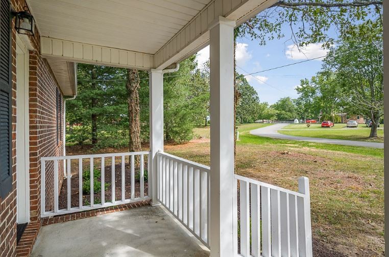 98 Davis St Property Photo 3