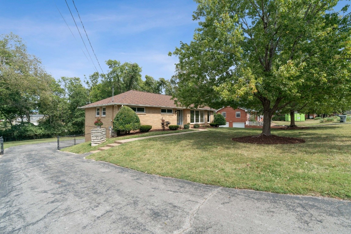 2026 Hickory Hill Ln Property Photo 3